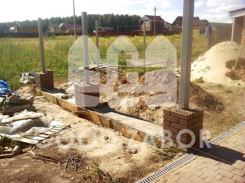 Фундамент для забора с кирпичными столбами