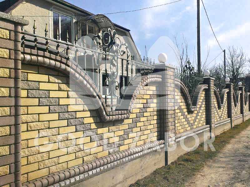 Заборы с кирпичными столбами на ленточном фундаменте
