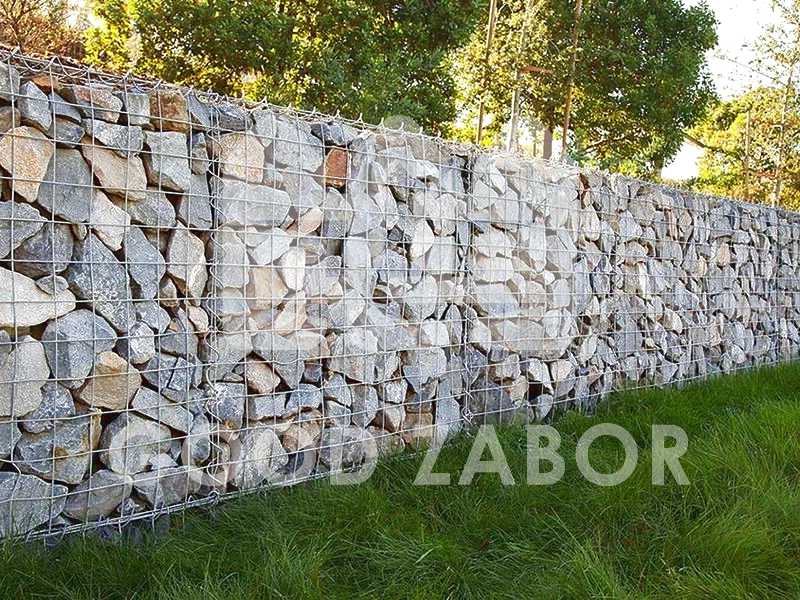 Заборы из природного камня