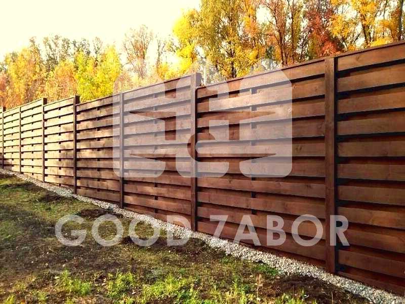 Деревянный забор - достойное украшение любого частного дома
